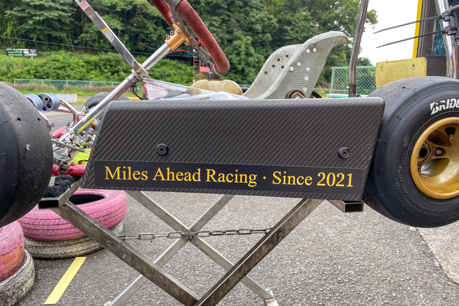 Miles Ahead Racing のロゴをカートのサイドカウルに貼った