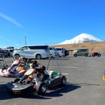 富士山バックに持ち込みカートが並んでいる